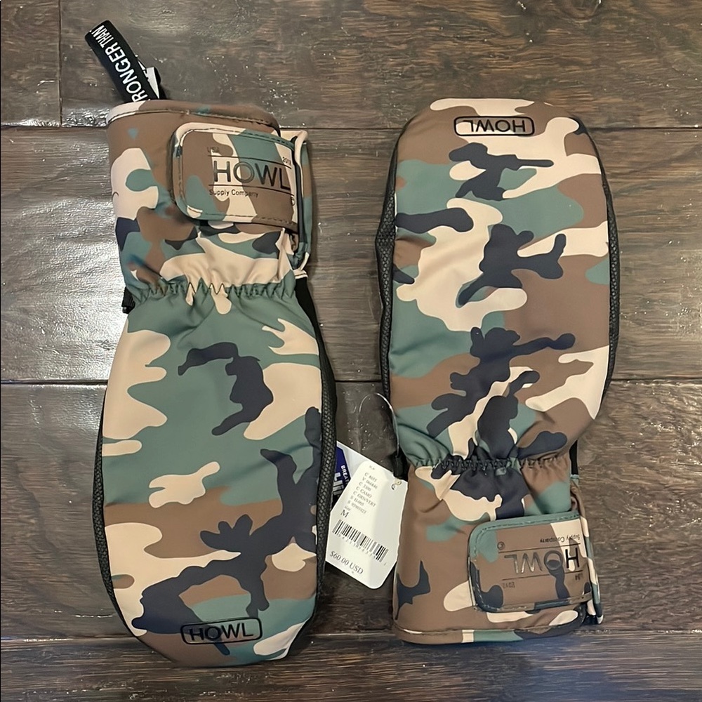 Howl Camo Mittens